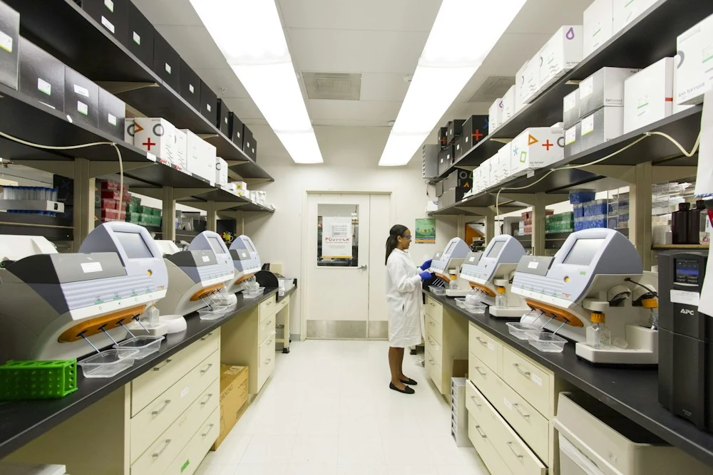 Clinical laboratory with specimen analysis equipment