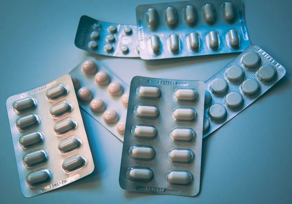Pharmaceutical tablets and capsules in sealed blister packs